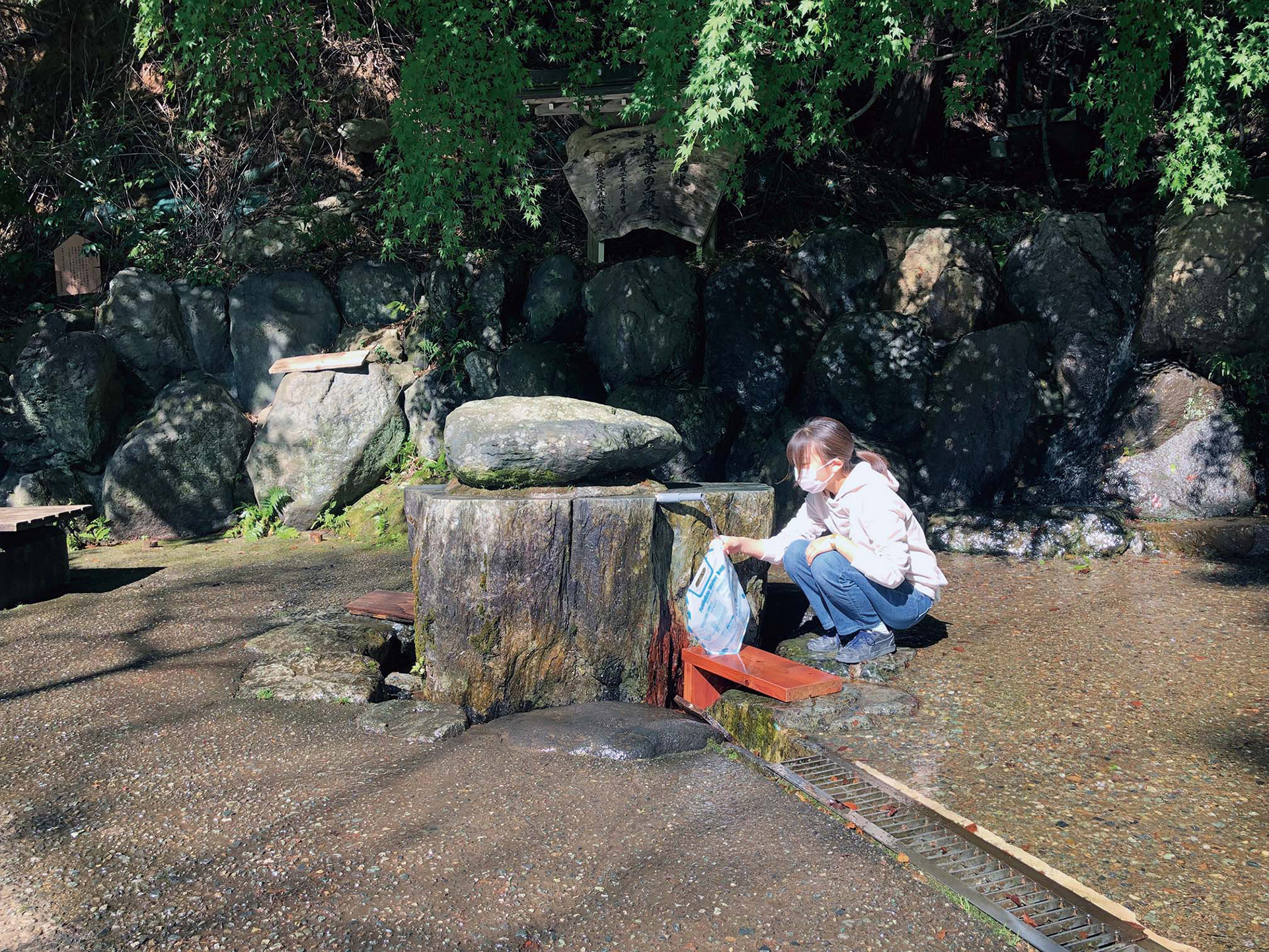 葛葉の泉・水汲みの光景