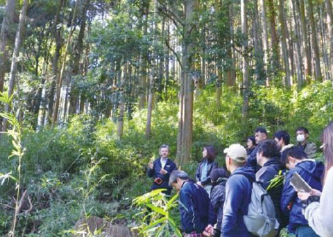 森林で説明を聞く人々