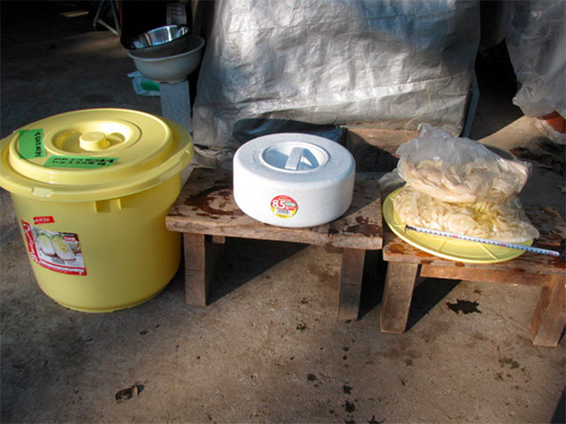 桶、重石、漬物用ビニール袋、食塩