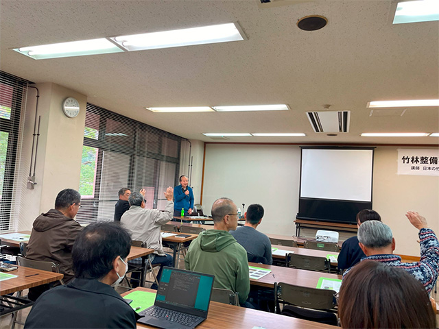 机を並べた会議室で、座学を行っている様子。多数の参加者がいる