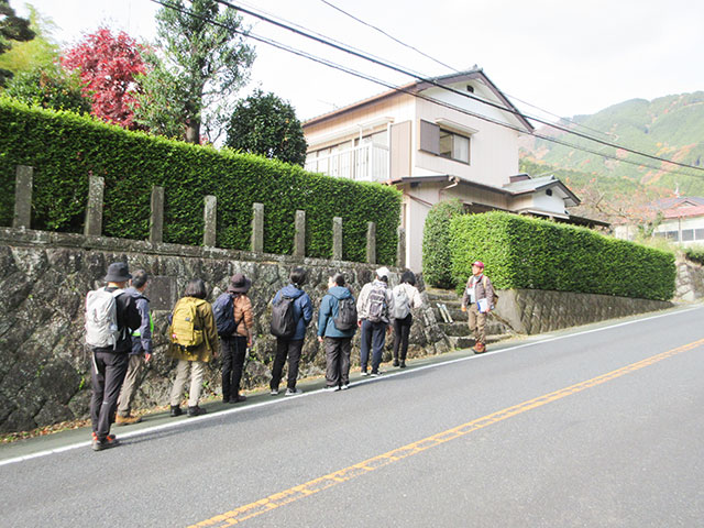 かつての御師の家にの前を歩く参加者たち